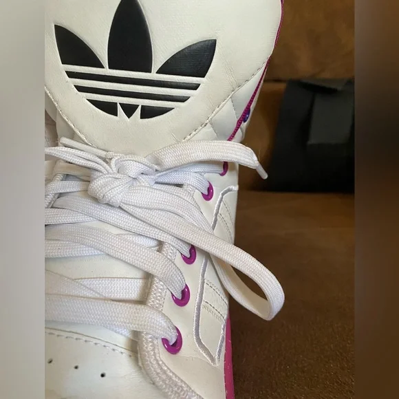 Adidas size men’s 9 in a 9/10 shape ! Men or women can wear them. - Picture 6 of 13